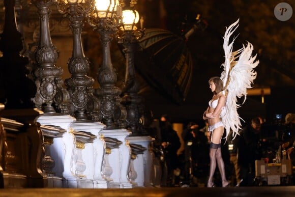 Karlie Kloss sur le shooting des anges de Victoria's Secret, place de la Concorde et sur le pont Alexandre III à Paris, le 18 septembre 2013.