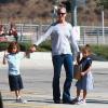 Les enfants de Jennifer Lopez, Emme et Max, se promènent avec leurs nounous à Los Angeles. Le 17 septembre 2013.