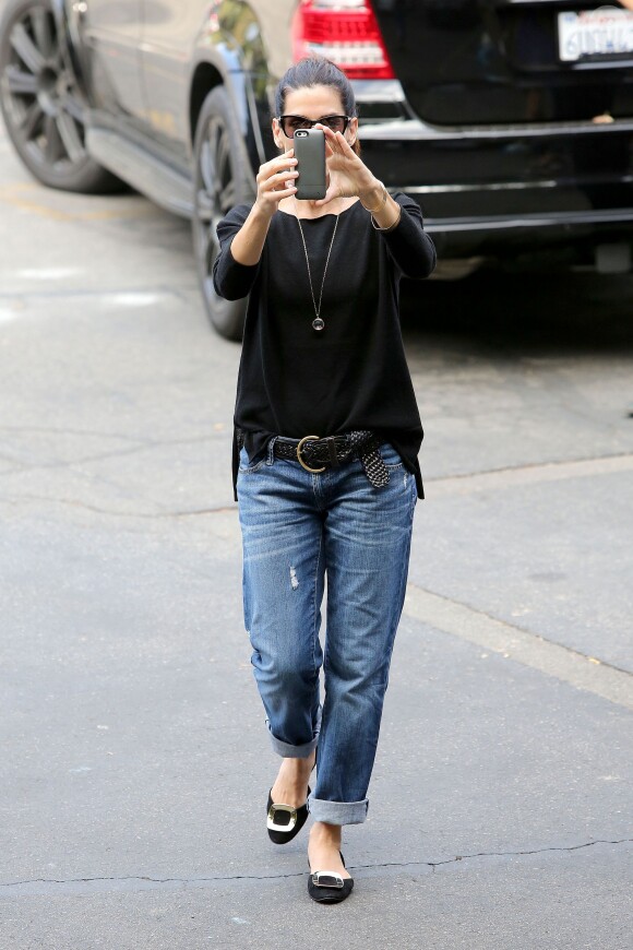 Sandra Bullock emmenant son fils Louis à l'école à Los Angeles le 18 septembre 2013. Elle filme ceux qui la photographient