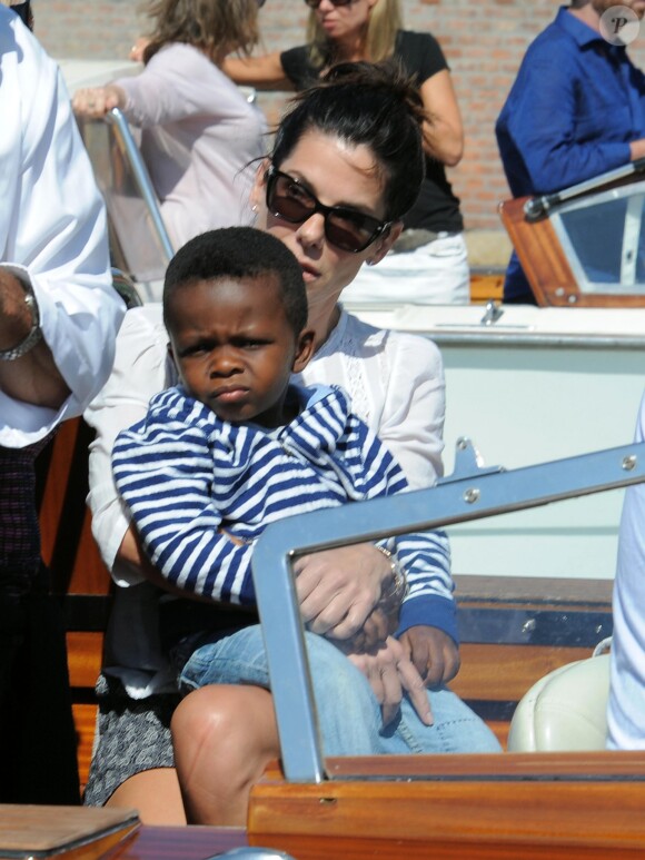 Sandra Bullock arrivant au Lido de Venise le 27 août 2013 pour la Mostra, avec son fils Louis