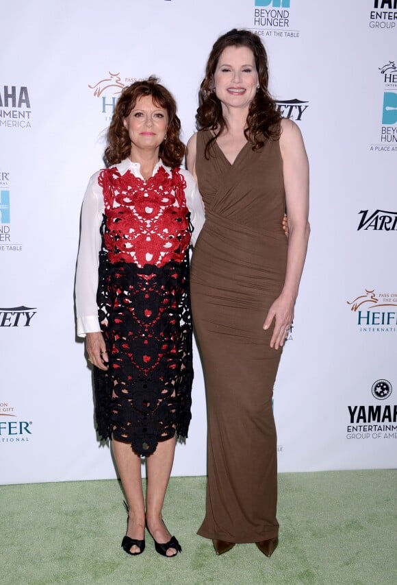 Susan Sarandon et Geena Davis lors du gala "Au-delà de la faim, une place à table", organisé par Heifer International, à Los Angeles le 19 septembre 2013