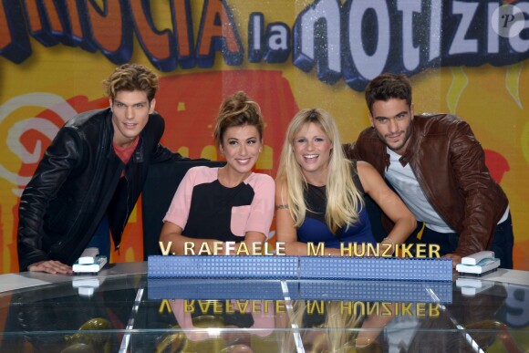 Michelle Hunziker et Virginia Raffaele entourées de leurs beaux assistants, Elia Fongaro et Pierpaolo Petrelli, sur le plateau de l'émission "Striscia La Notizia" à Milan, le 20 septembre 2013.