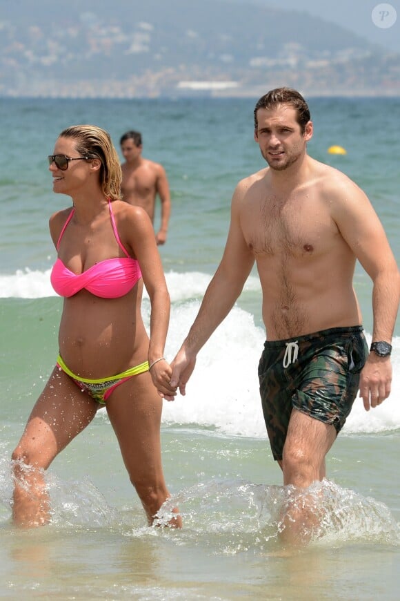 Michelle Hunziker (enceinte) et son fiancé Tomaso Trussardi sur une plage d'Ibiza, le 27 Juillet 2013.