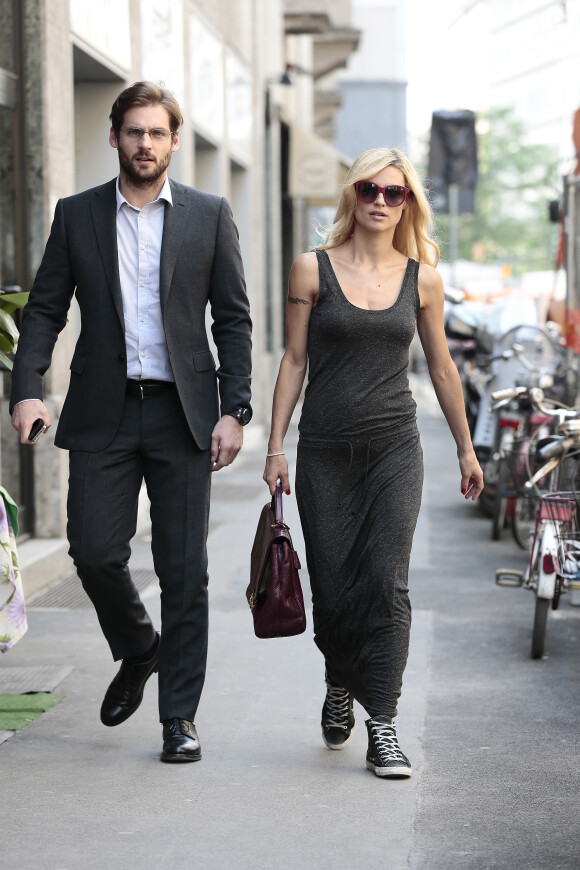 Michelle Hunziker, enceinte, et Tomaso Trussardi en plein shopping à Milan, le 18 avril 2013.