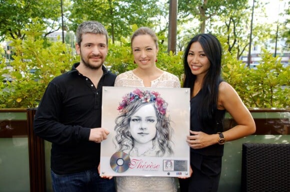 Grégoire avec Natasha St-Pier et Anggun pour célébrer le succès de l'album "Thérèse, Vivre d'Amour" disque de platine, à Paris le 6 juin 2013.