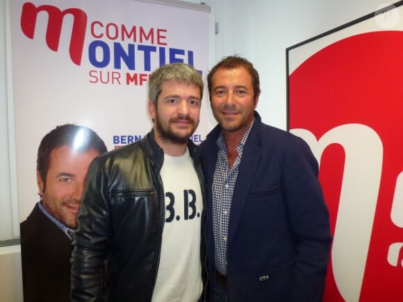 Le chanteur Grégoire et Bernard Montiel, dans les locaux de MFM Radio.