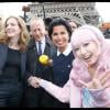 Rachida Dati et Nathalie Kosciusko-Morizet prennent la pose avec la star japonaise Kimura U lors d'une sortie dans le VIIe arrondissement de Paris au pied de la Tour Eiffel dans le cadre de la campagne électorale pour la mairie de Paris, le 19 septembre 2013