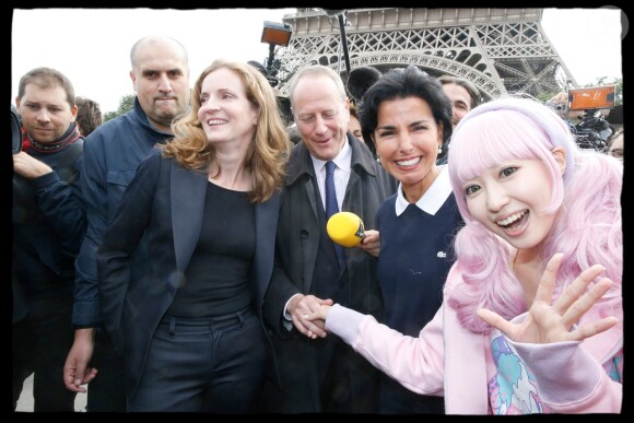 Rachida Dati et Nathalie Kosciusko-Morizet prennent la pose avec la star japonaise Kimura U lors d'une sortie dans le VIIe arrondissement de Paris au pied de la Tour Eiffel dans le cadre de la campagne électorale pour la mairie de Paris, le 19 septembre 2013
