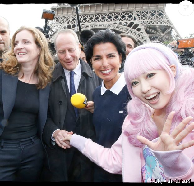 Rachida Dati et Nathalie Kosciusko-Morizet prennent la pose avec la star japonaise Kimura U lors d'une sortie dans le VIIe arrondissement de Paris au pied de la Tour Eiffel dans le cadre de la campagne électorale pour la mairie de Paris, le 19 septembre 2013