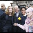 Rachida Dati et Nathalie Kosciusko-Morizet lors d'une sortie dans le VIIe arrondissement de Paris au pied de la Tour Eiffel dans le cadre de la campagne électorale pour la mairie de Paris, le 19 septembre 2013