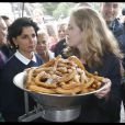 Rachida Dati et Nathalie Kosciusko-Morizet devant un énorme saladier de churros lors d'une sortie dans le VIIe arrondissement de Paris au pied de la Tour Eiffel dans le cadre de la campagne électorale pour la mairie de Paris, le 19 septembre 2013