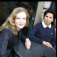 Rachida Dati et Nathalie Kosciusko-Morizet s'offrent un petit café lors d'une sortie dans le VIIe arrondissement de Paris au pied de la Tour Eiffel dans le cadre de la campagne électorale pour la mairie de Paris, le 19 septembre 2013