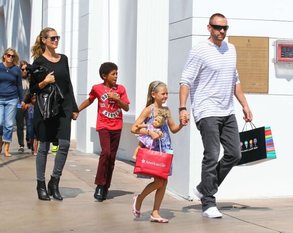 Heidi Klum avec son petit ami et ses enfants en pleine séance de shopping à Los Angeles, le 21 septembre 2013.