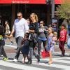 Heidi Klum avec son petit ami Martin Kristen et ses enfants en pleine séance de shopping à Los Angeles, le 21 septembre 2013.