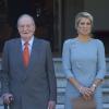 Le roi Juan Carlos d'Espagne au côté de la reine Maxima des Pays-Bas, au palais Zarzuela à Madrid le 18 septembre 2013