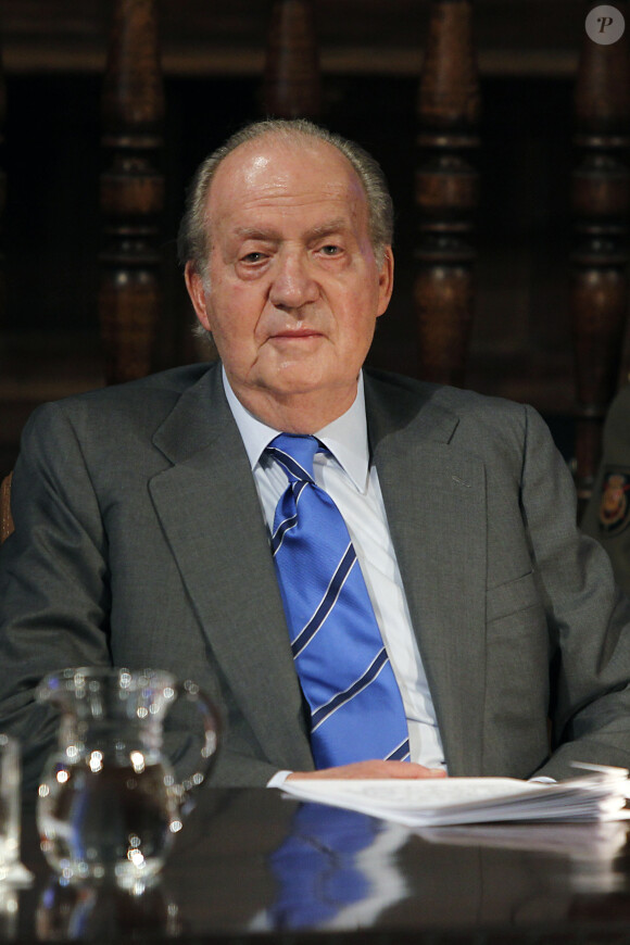 Le roi Juan Carlos d'Espagne assiste à la 5ème édition du prix King of Spain Human Rights Award à l'université Alcala de Henares à Madrid, le 10 septembre 2013