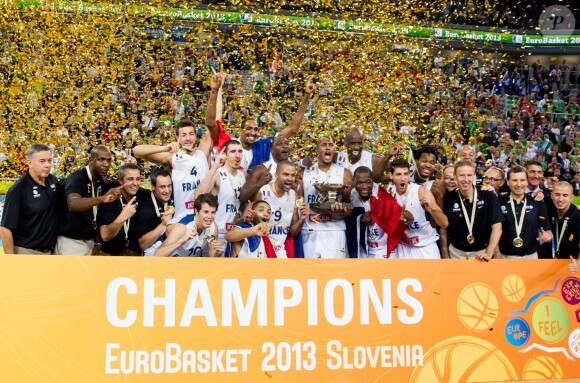 Les Bleus après la finale de l'Eurobasket remportée par la France face à la Lituanie (80-66), à Ljubjana, le 22 septembre 2013