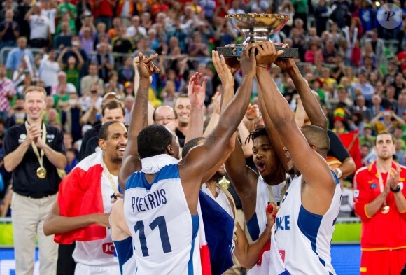 Les Bleus après la finale de l'Eurobasket remportée par la France face à la Lituanie (80-66), à Ljubjana, le 22 septembre 2013