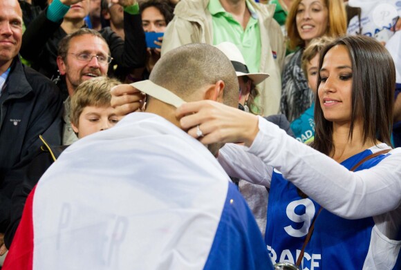 Tony Parker et sa fiancée Axelle après la finale de l'Eurobasket remportée par la France face à la Lituanie (80-66), à Ljubjana, le 22 septembre 2013