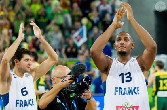 Boris Diaw et Antoine Diot lors de la finale de l'Eurobasket remportée par la France face à la Lituanie (80-66), à Ljubjana, le 22 septembre 2013