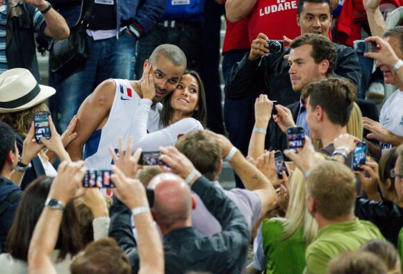 Tony Parker et sa fiancée Axelle après la finale de l'Eurobasket remportée par la France face à la Lituanie (80-66), à Ljubjana, le 22 septembre 2013