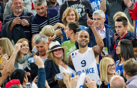 Tony Parker, sa fiancée Axelle et sa maman Pamela après la finale de l'Eurobasket remportée par la France face à la Lituanie (80-66), à Ljubjana, le 22 septembre 2013