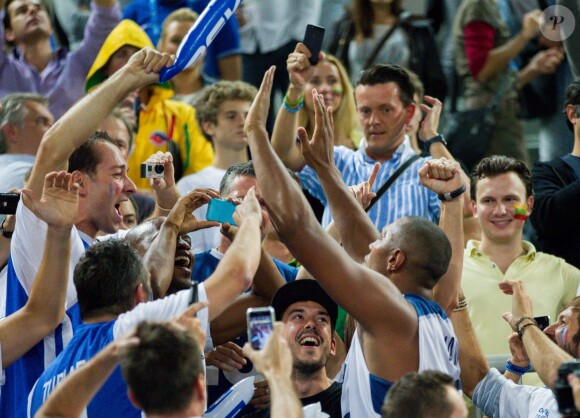 Boris Diaw au milieu des fans tricolores après la finale de l'Eurobasket remportée par la France face à la Lituanie (80-66), à Ljubjana, le 22 septembre 2013