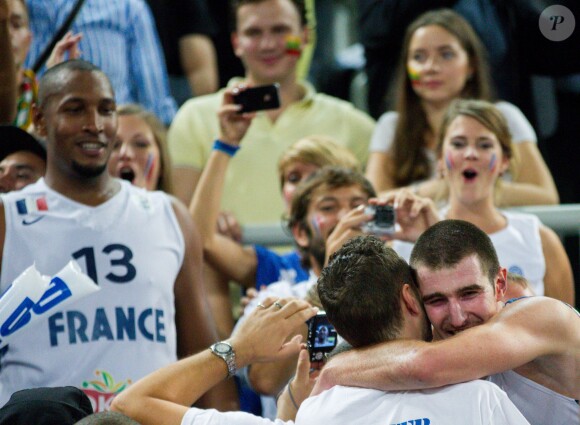Boris Diaw et nando De Colo après la finale de l'Eurobasket remportée par la France face à la Lituanie (80-66), à Ljubjana, le 22 septembre 2013