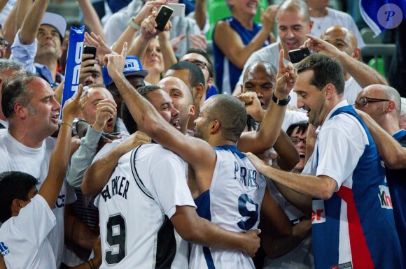 Tony Parker au milieu des fans après la finale de l'Eurobasket remportée par la France face à la Lituanie (80-66), à Ljubjana, le 22 septembre 2013
