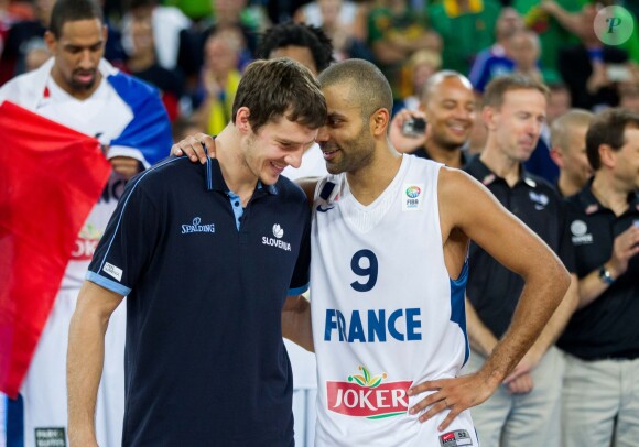 Tony Parker et Goran Dragic après la finale de l'Eurobasket remportée par la France face à la Lituanie (80-66), à Ljubjana, le 22 septembre 2013