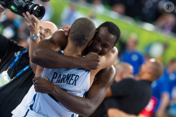 Tony PArker et Florent Piétrus après la finale de l'Eurobasket remportée par la France face à la Lituanie (80-66), à Ljubjana, le 22 septembre 2013