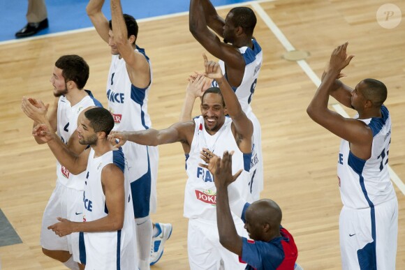 Les Bleus après la finale de l'Eurobasket remportée par la France face à la Lituanie (80-66), à Ljubjana, le 22 septembre 2013