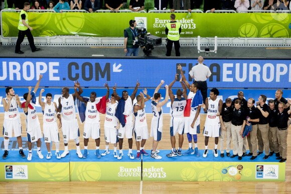 Les Bleus après la finale de l'Eurobasket remportée par la France face à la Lituanie (80-66), à Ljubjana, le 22 septembre 2013