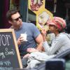 Hugh Jackman et son fils Oscar complices déjeunent à West Village, New York, le 21 septembre 2013.