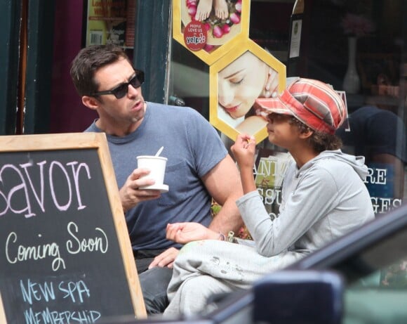 Hugh Jackman et son fils Oscar complices déjeunent à West Village, New York, le 21 septembre 2013.
