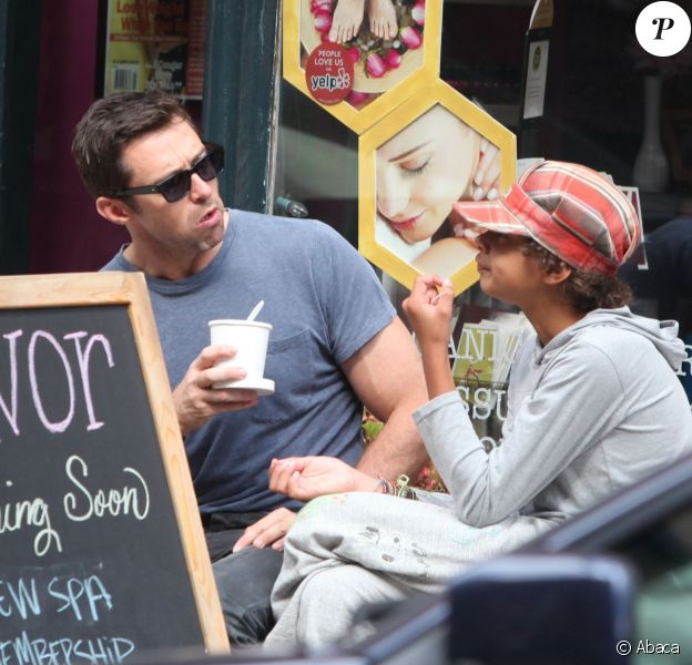 Hugh Jackman et son fils Oscar complices déjeunent à West Village, New York, le 21 septembre 2013.