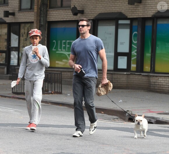 Hugh Jackman et son fils Oscar se baladent à West Village, New York, le 21 septembre 2013.