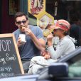 Hugh Jackman et son fils Oscar déjeunent tranquillement à West Village, New York, le 21 septembre 2013.