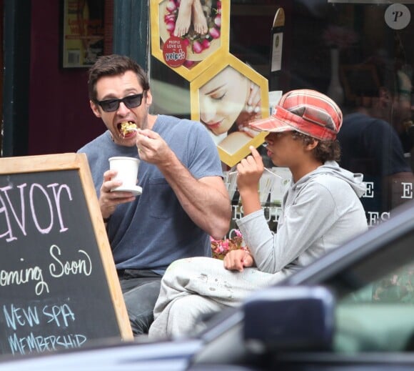 Hugh Jackman et son fils Oscar déjeunent tranquillement à West Village, New York, le 21 septembre 2013.