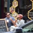 Hugh Jackman et son fils Oscar déjeunent à West Village, New York, le 21 septembre 2013.