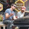 Hugh Jackman et son fils Oscar déjeunent à West Village, New York, le 21 septembre 2013.