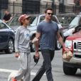 Hugh Jackman et son fils Oscar déjeunent à West Village, New York, le 21 septembre 2013.