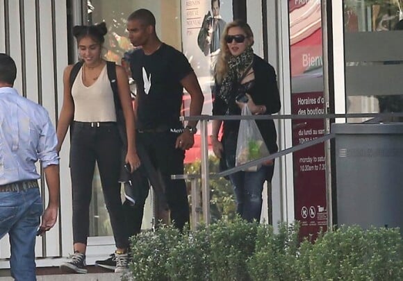 Exclusif : Madonna, son boyfriend le danseur Brahim Zaibat, et sa fille Lourdes quittant le palais des Congrès où la star a assiste aux répétitions du show musical événement "Robin des Bois", le 30 août 2013.