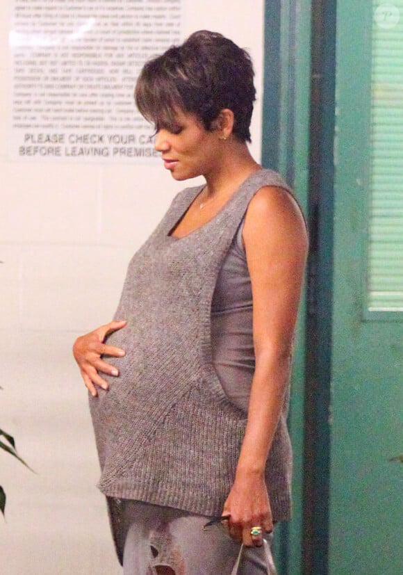 Halle Berry, très enceinte à West Hollywood, le 19 septembre 2013.