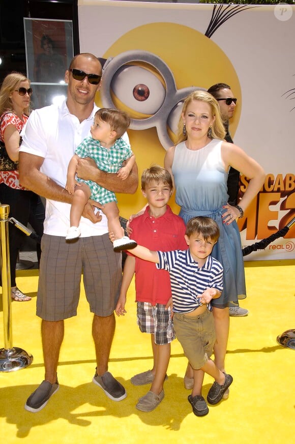 Melissa Joan Hart avec son mari et ses enfants le 22 juin 2013 à Los Angeles.
