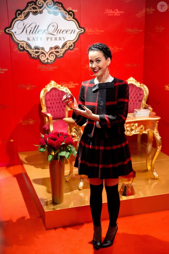 Katy Perry fait la promotion de son dernier parfum ''Killer Queen'', au magasin Douglas, à Berlin, le 25 septembre 2013.