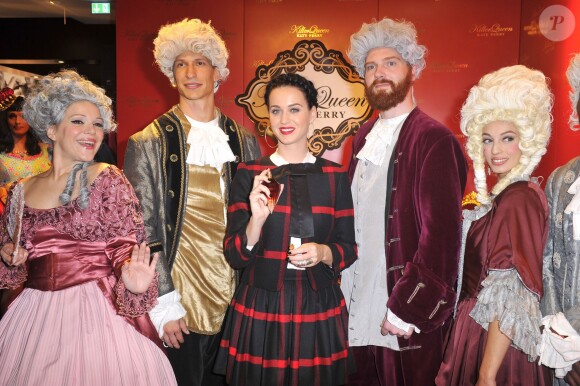 La jolie Katy Perry fait la promotion de son parfum ''Killer Queen'', au magasin Douglas, à Berlin, le 25 septembre 2013.