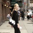Cate Blanchett adopte le sac bicolore graphique