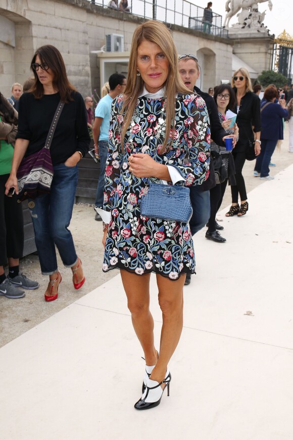 Anna Dello Russo arrive au Jardin des Tuileries pour assister au défilé Nina Ricci. Paris, le 26 septembre 2013.
