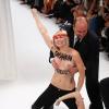 Deux activistes de l'association Femen défilent seins nus lors de la présentation Nina Ricci au Jardin des Tuileries. Paris, le 26 septembre 2013.